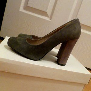 LE CHATEAU COMBINATION OF 2 GRAY GENUINE SUEDES SHOES, SIZE 8, NEW IN BOX